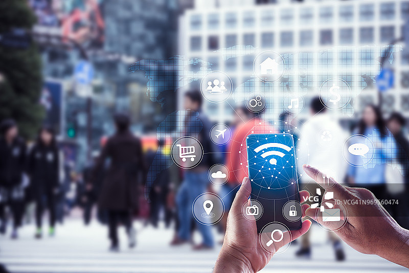 在屏幕上触摸社交图标，连接互联网和所有设备网络，蓝色调的城市商业背景，商业和科技概念图片素材