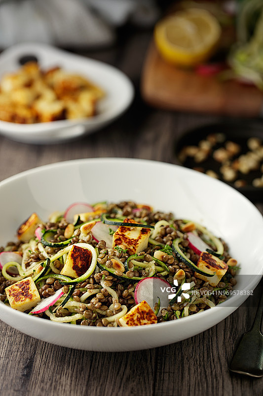 健康扁豆西葫芦面沙拉配烤哈罗米奶酪块图片素材