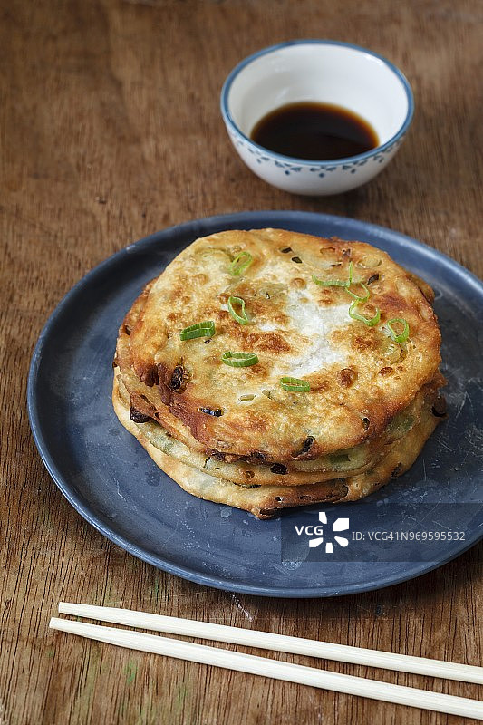 葱油饼（配酱油蘸料，中国）图片素材