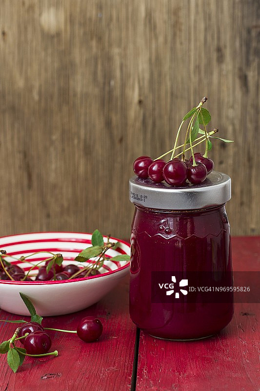 一罐樱桃酱和新鲜樱桃图片素材