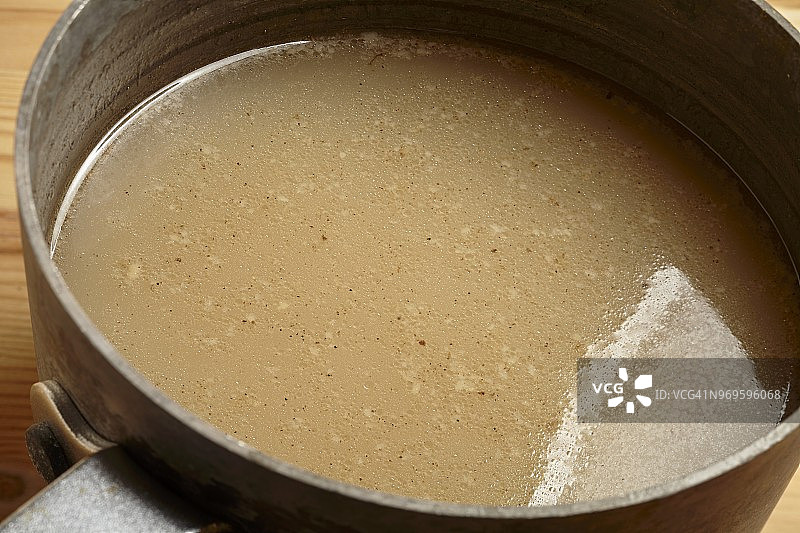 锅中牛骨汤图片素材