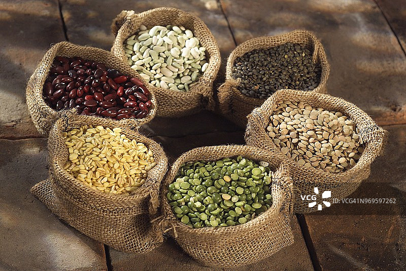 亚麻布袋中的脱水蔬菜图片素材