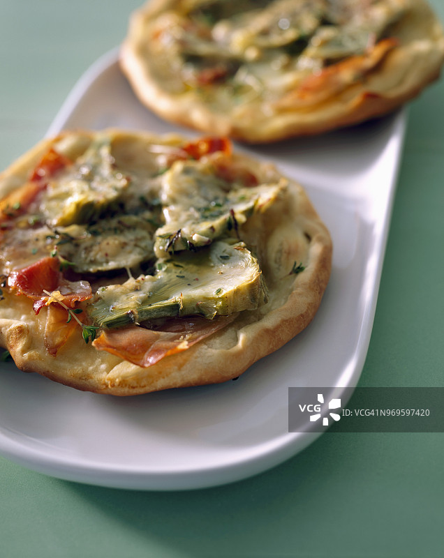 迷你朝鲜蓟圣达涅火腿披萨图片素材