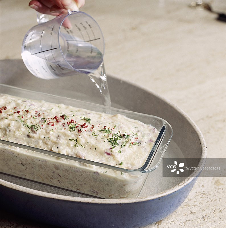 准备一个水浴锅来烹饪肉酱图片素材