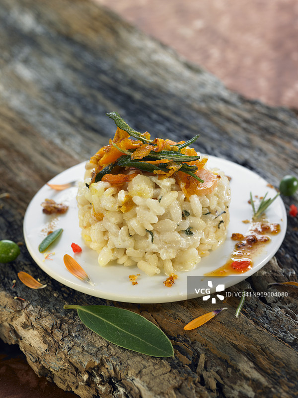 食用花卉、炖胡萝卜、月桂叶和炸迷迭香烩饭图片素材