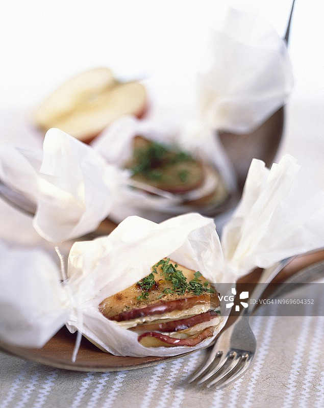 用布餐巾烹制的苹果山羊奶酪千层酥图片素材