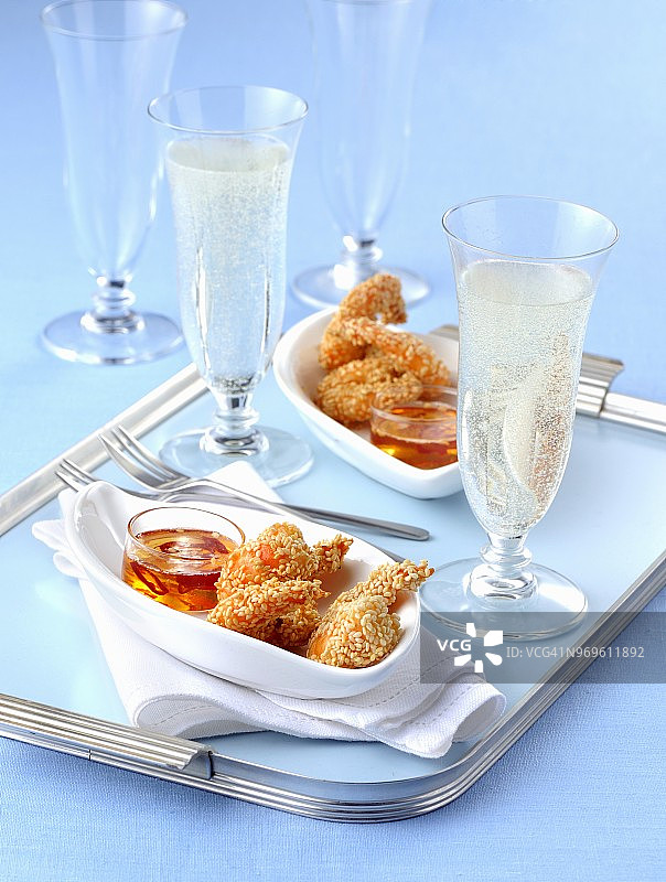 炸芝麻虾配辣椒酱和香槟图片素材