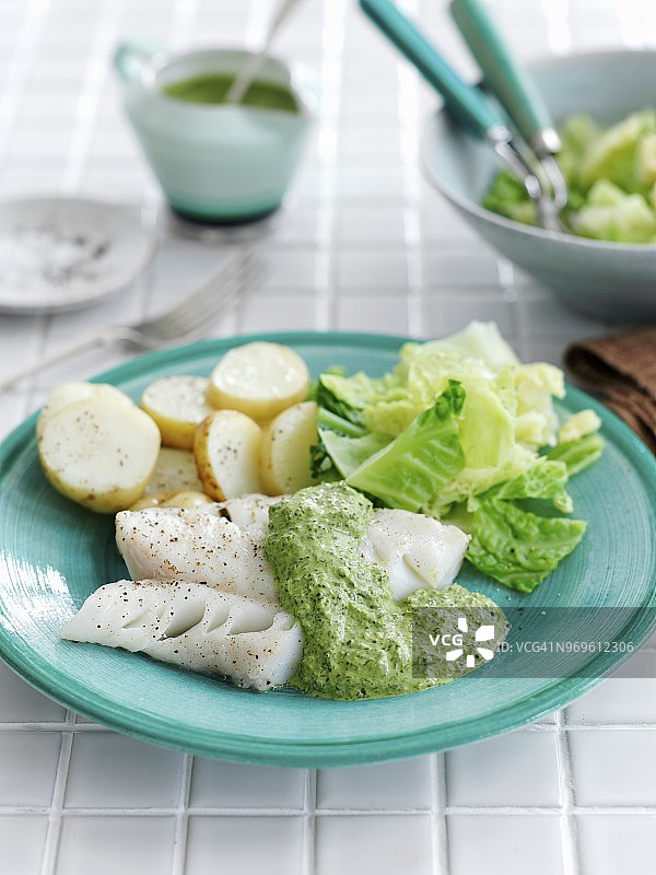 烤鳕鱼配水芹酱和土豆图片素材