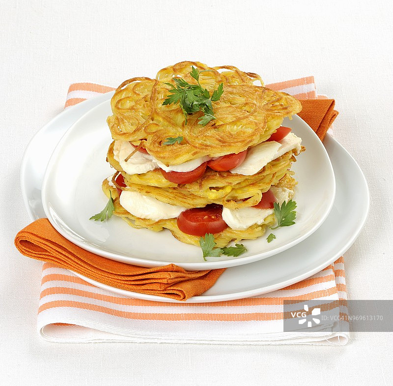 香脆意面炸丸子配马苏里拉奶酪和番茄图片素材