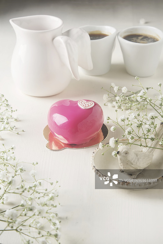 情人节浪漫心形慕斯蛋糕图片素材