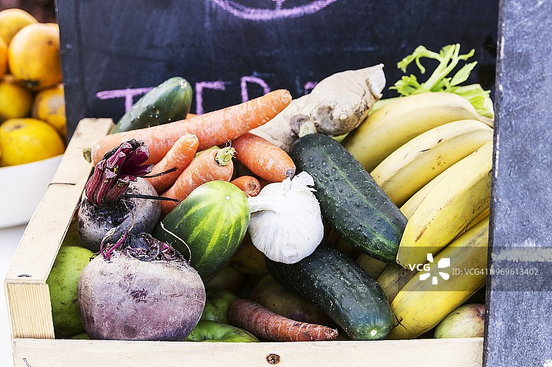 装满不同蔬菜和水果的木篮图片素材