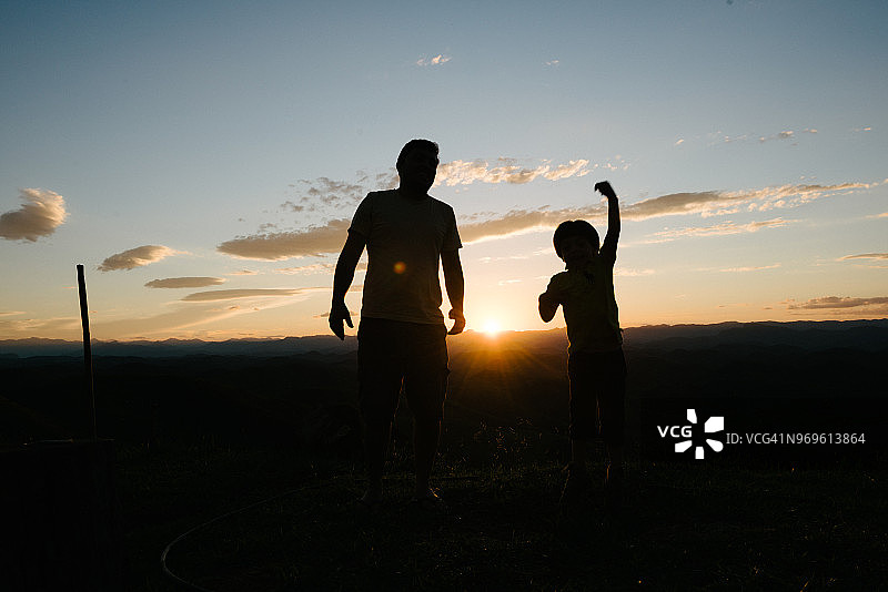 父子在日落时玩耍图片素材