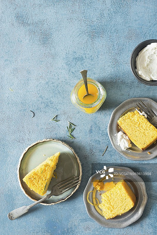 橙子粗粒小麦粉迷迭香糖浆蛋糕图片素材