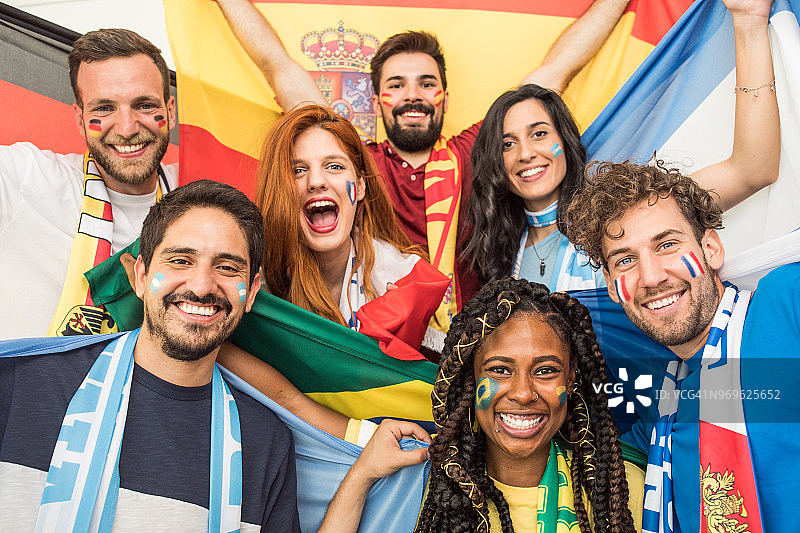 足球迷在世界杯上为国家队欢呼图片素材