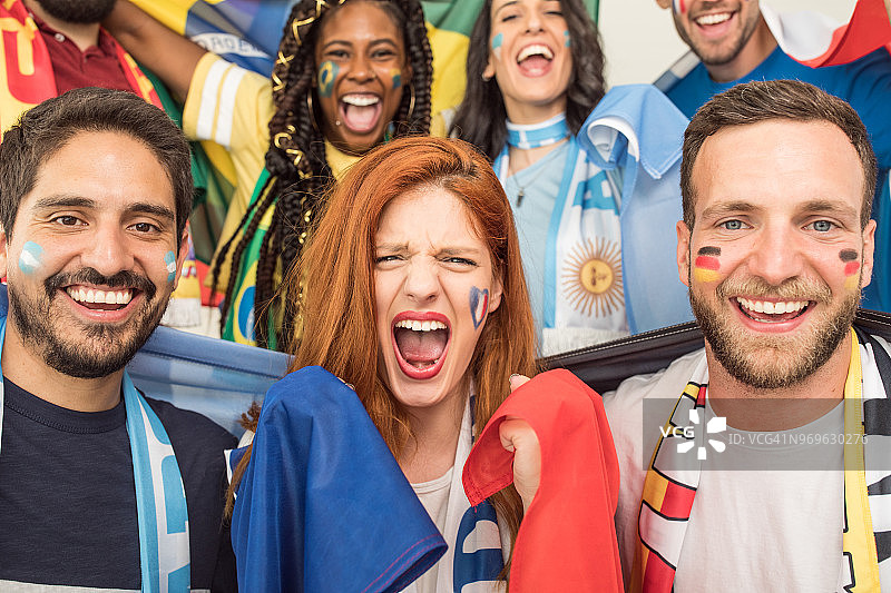 足球迷为国家队欢呼图片素材