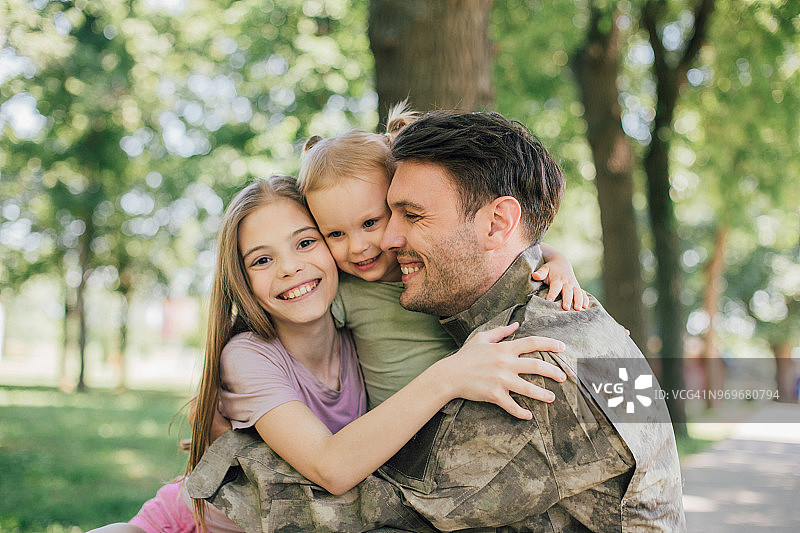 士兵拥抱他的女儿们图片素材