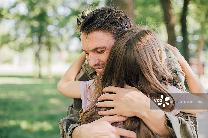 士兵拥抱女儿图片素材