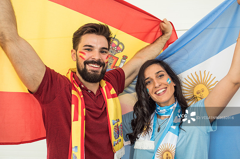 足球迷在世界杯上为国家队欢呼图片素材