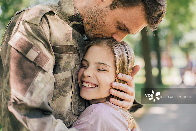 士兵亲吻女儿的额头图片素材