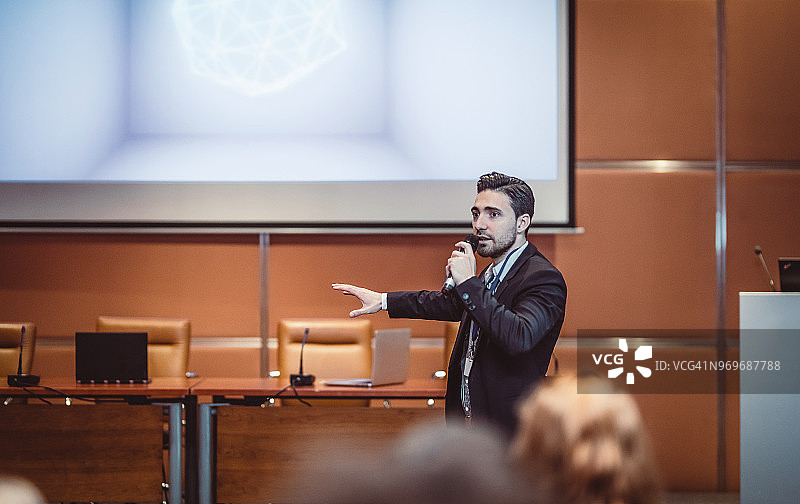 商人在会议活动上发表演讲图片素材