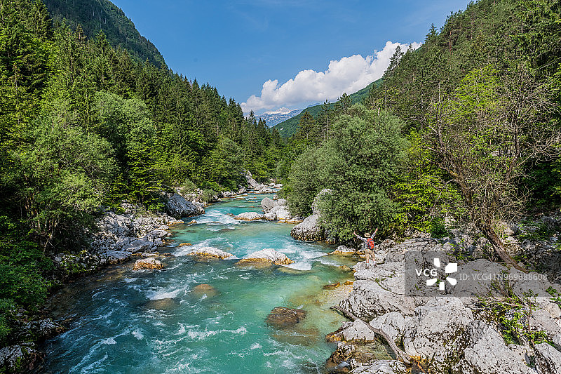 年长的男人在索卡河边图片素材