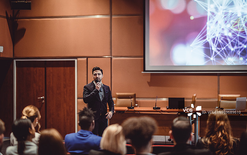 在会议上听演讲的商务人士图片素材