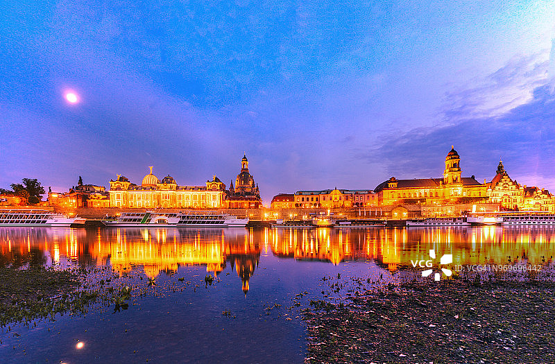 著名的德累斯顿天际线，易北河畔蓝色时刻图片素材