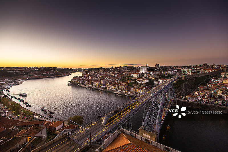 日落时分从波尔图到加亚新城的有轨电车图片素材