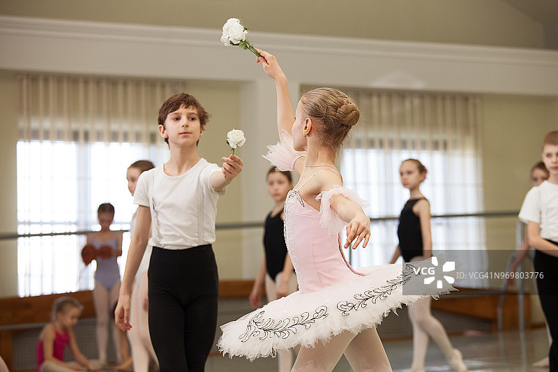 芭蕾舞者正在排练戏剧图片素材