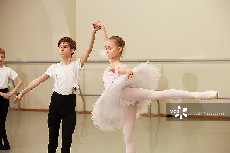 芭蕾舞者正在排练戏剧图片素材