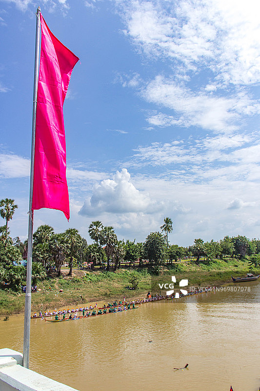 马德望省桑卡伊河赛船会上的红旗图片素材