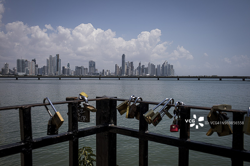 巴拿马城护栏上的锁具图片素材