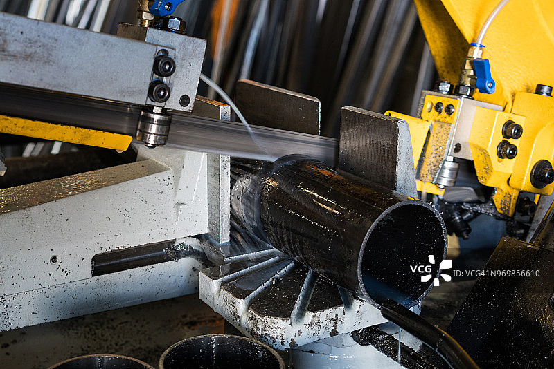 用带锯切割钢管图片素材