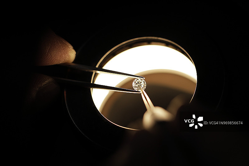 一名员工正在检验钻石图片素材