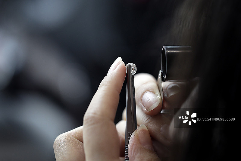 一名员工正在检验钻石图片素材