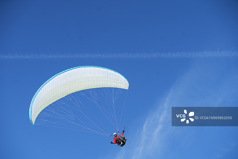 群山上空的滑翔伞图片素材