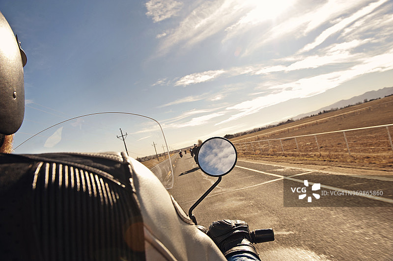 行驶在路上的骑行者图片素材