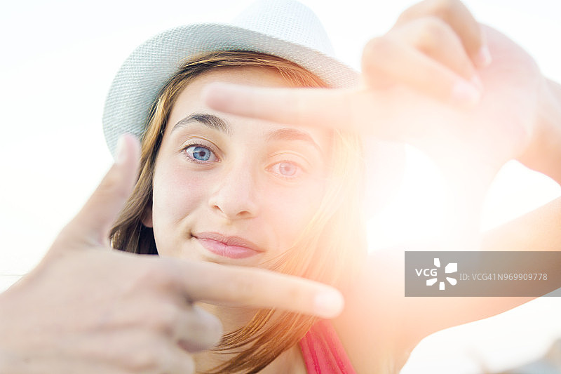 沙滩上的开朗女人图片素材