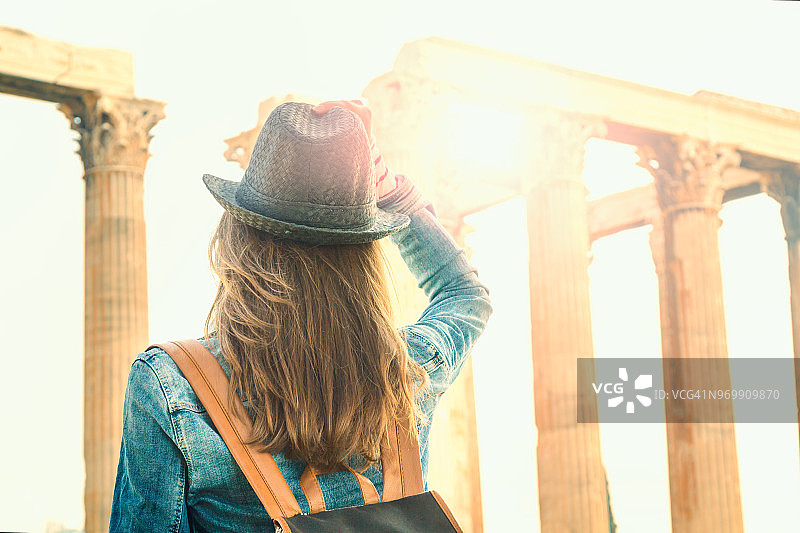 年轻女游客的背影图片素材