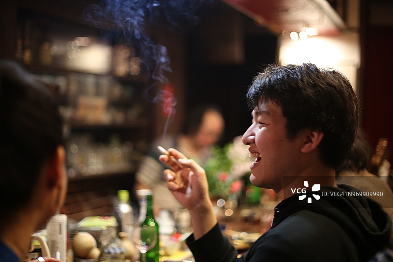 在酒吧吸烟的年轻男人图片素材