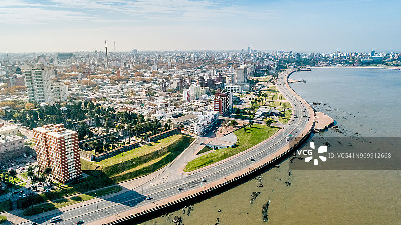 乌拉圭蒙得维的亚海岸线及老城区高角度航拍图片素材
