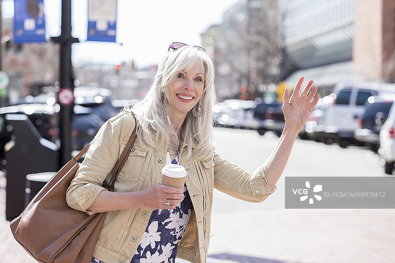 自信的女商人打出租车图片素材