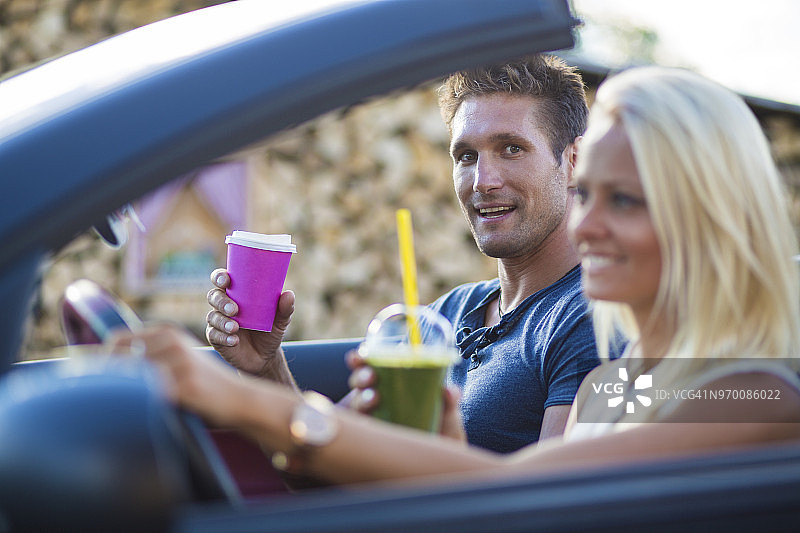 年轻情侣在路边汽车餐厅享受公路旅行图片素材