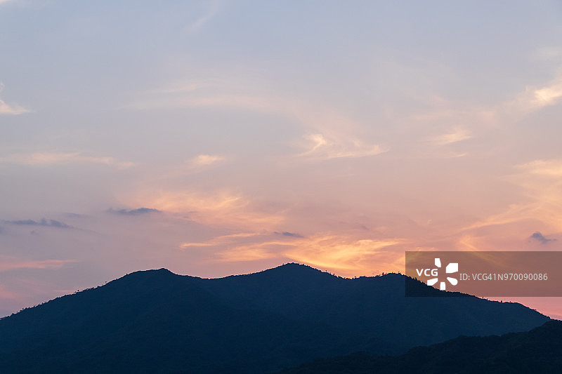 山脉上的黄昏天空图片素材