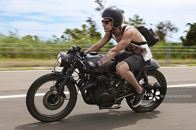 男人骑摩托车在路上图片素材