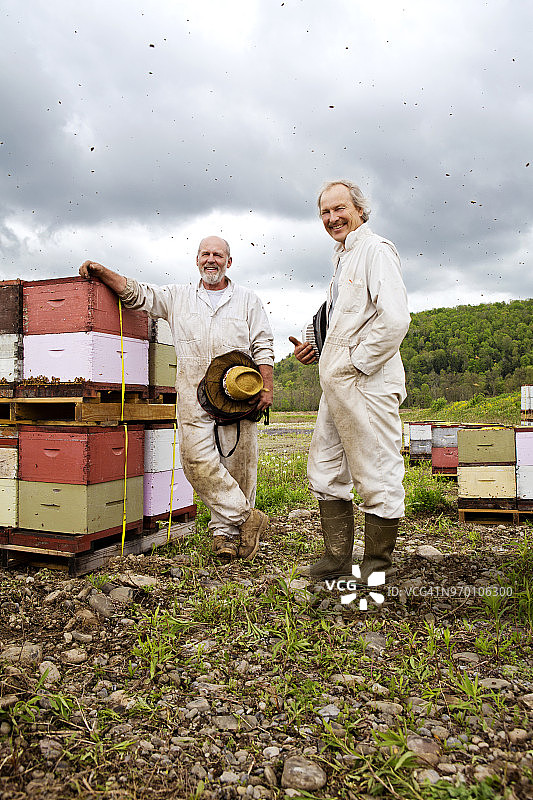 养蜂人在农场集装箱旁的肖像图片素材