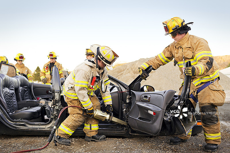 消防员演习切割车辆图片素材
