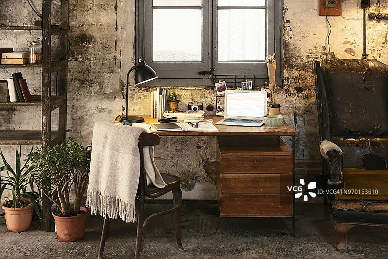 阁楼上带有笔记本电脑的旧桌子图片素材