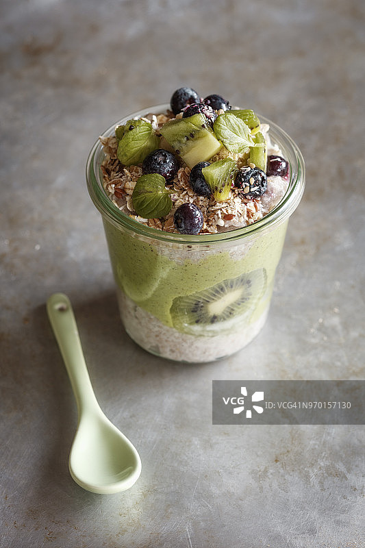 奇异果、格兰诺拉麦片和羽衣甘蓝冰沙奇亚籽布丁杯图片素材