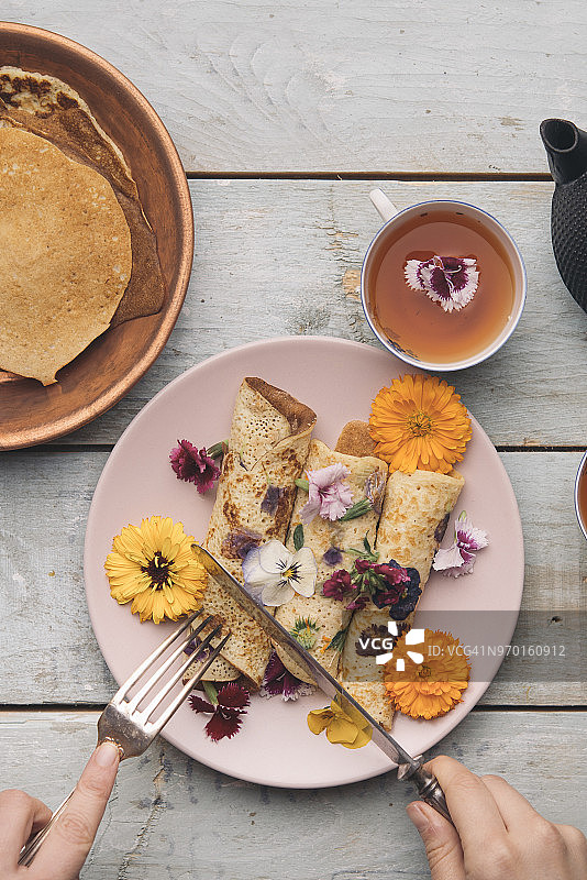 食用花卉红花汁薄饼图片素材